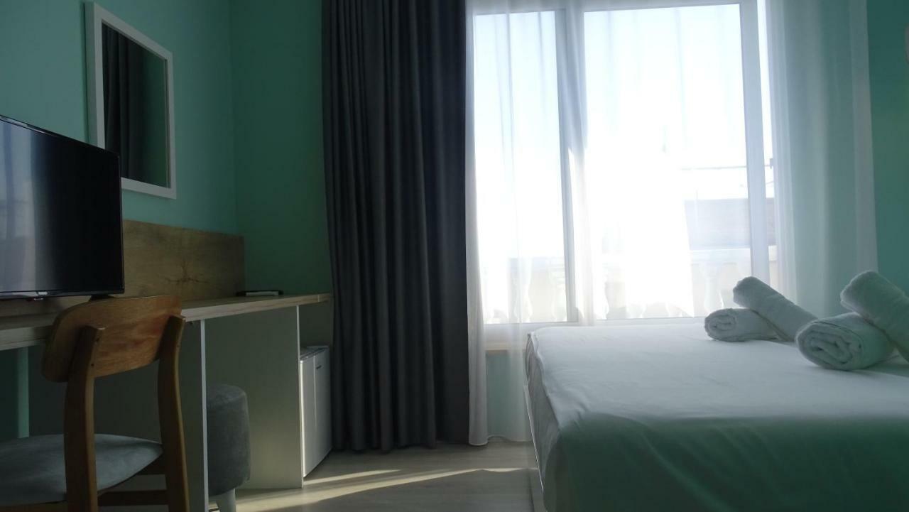 Bistrica Hotel Sarandë エクステリア 写真