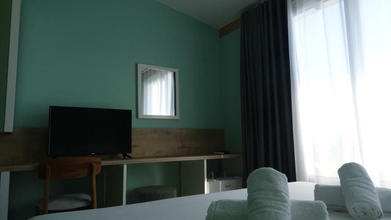 Bistrica Hotel Sarandë エクステリア 写真