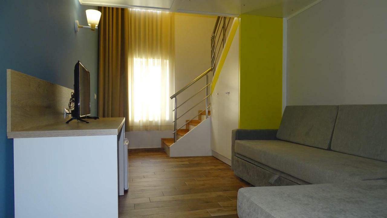 Bistrica Hotel Sarandë エクステリア 写真